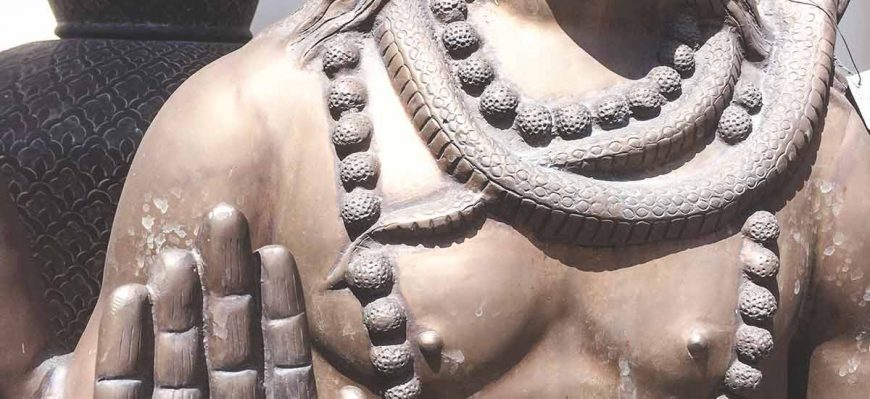 escultura Buda con japa mala