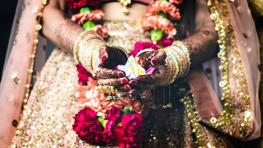 manos de novia en una boda hindú